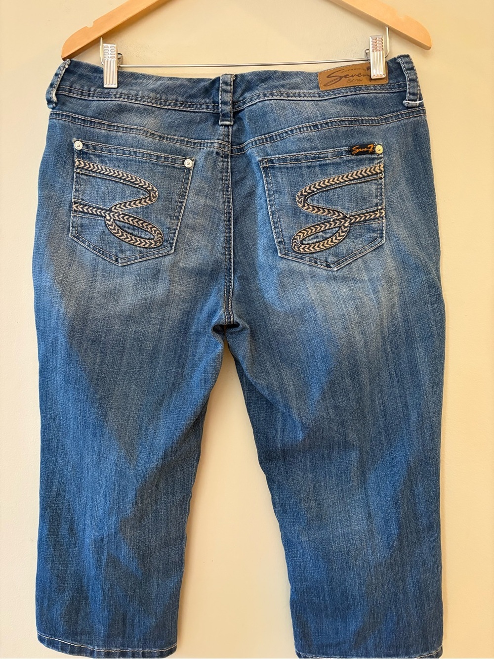 Seven7 Cropped lower rise capris, Y2K, Women’s US 10, but fit larger.